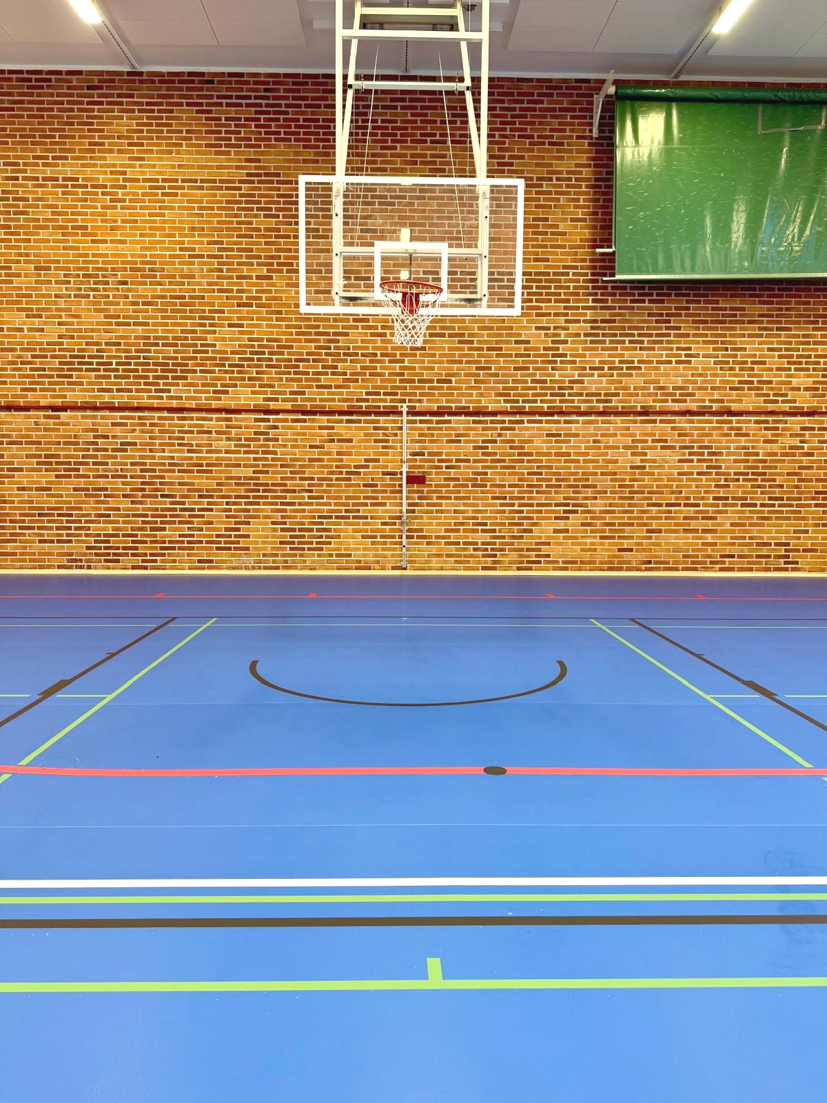 Mondo liikuntasalin lattia, jolla pelataan salibandyä ja koripalloa - kestävä ja turvallinen lattiaratkaisu urheiluhalleihin