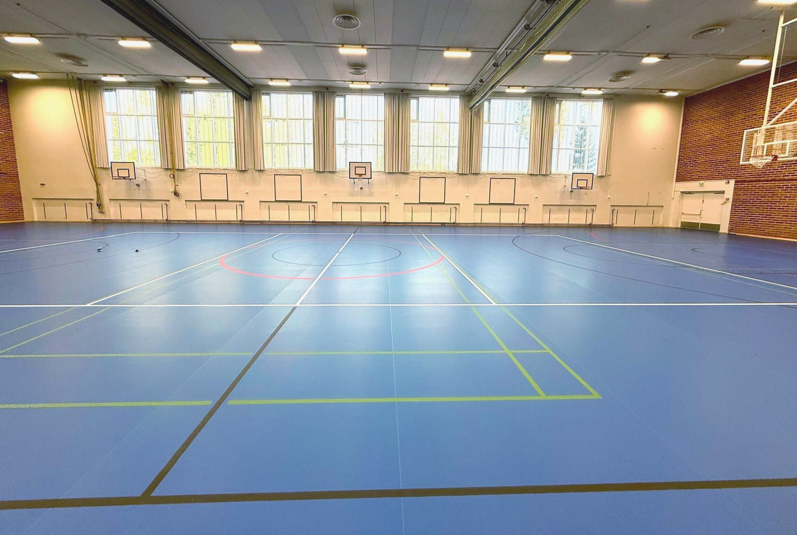 Mondo liikuntasalin lattia, jolla pelataan salibandyä ja koripalloa - kestävä ja turvallinen lattiaratkaisu urheiluhalleihin