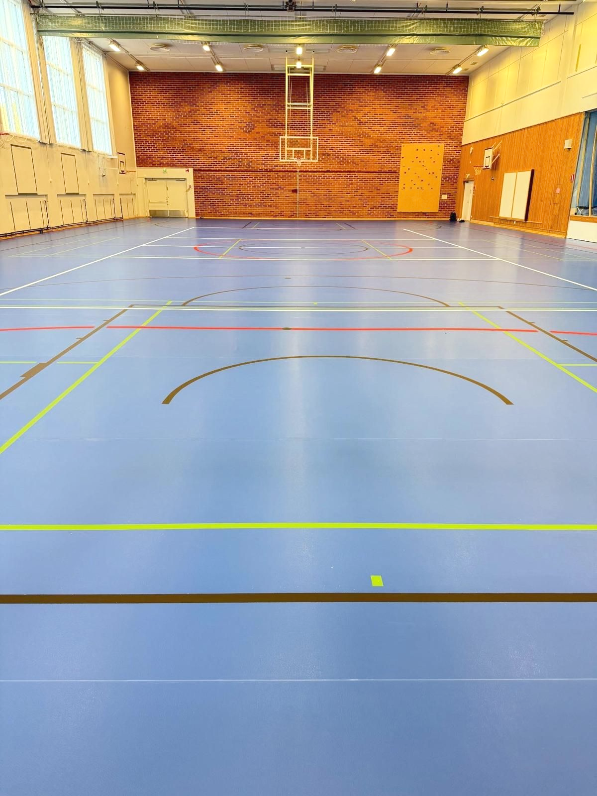 Mondo liikuntasalin lattia, jolla pelataan salibandyä ja koripalloa - kestävä ja turvallinen lattiaratkaisu urheiluhalleihin