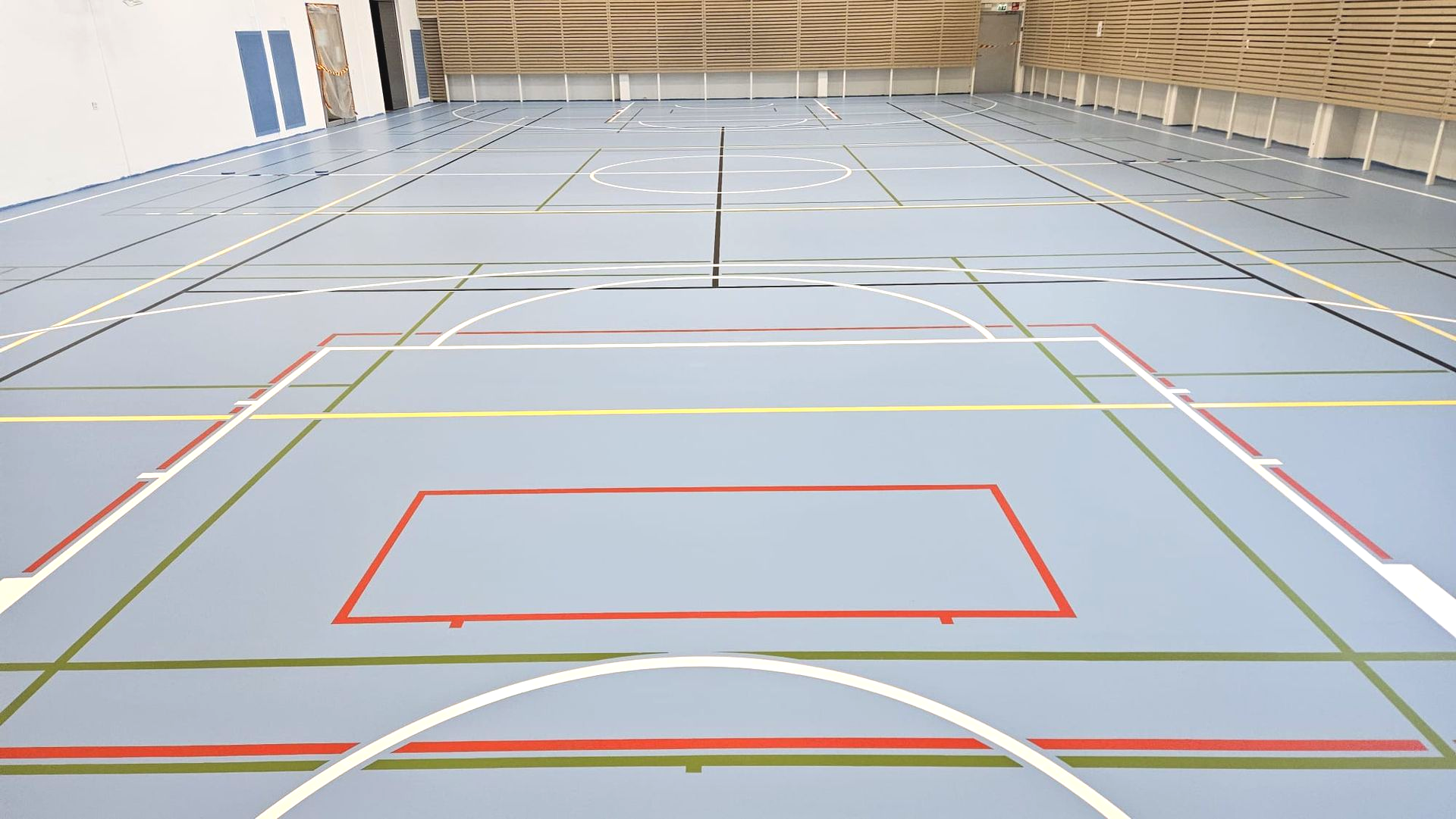 Conica liikuntasalin massalattia, jolla pelataan salibandyä ja koripalloa - kestävä ja turvallinen lattiaratkaisu urheiluhalleihin