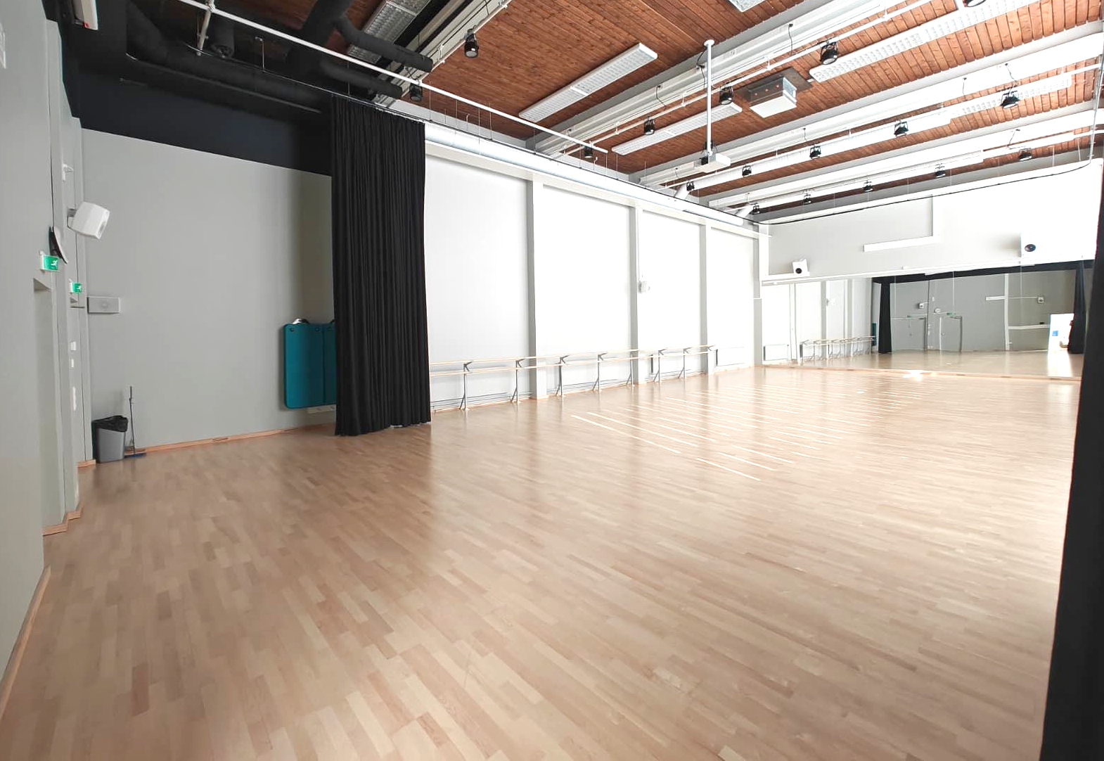 Oulu liikuntalattia, Haro Helsinki 10-10, tanssisali. Haro puupintainen tanssilattia - joustava ja turvallinen lattiaratkaisu tanssisaleille ja liikuntatilalle, liikuntalattia Holstila asennus.