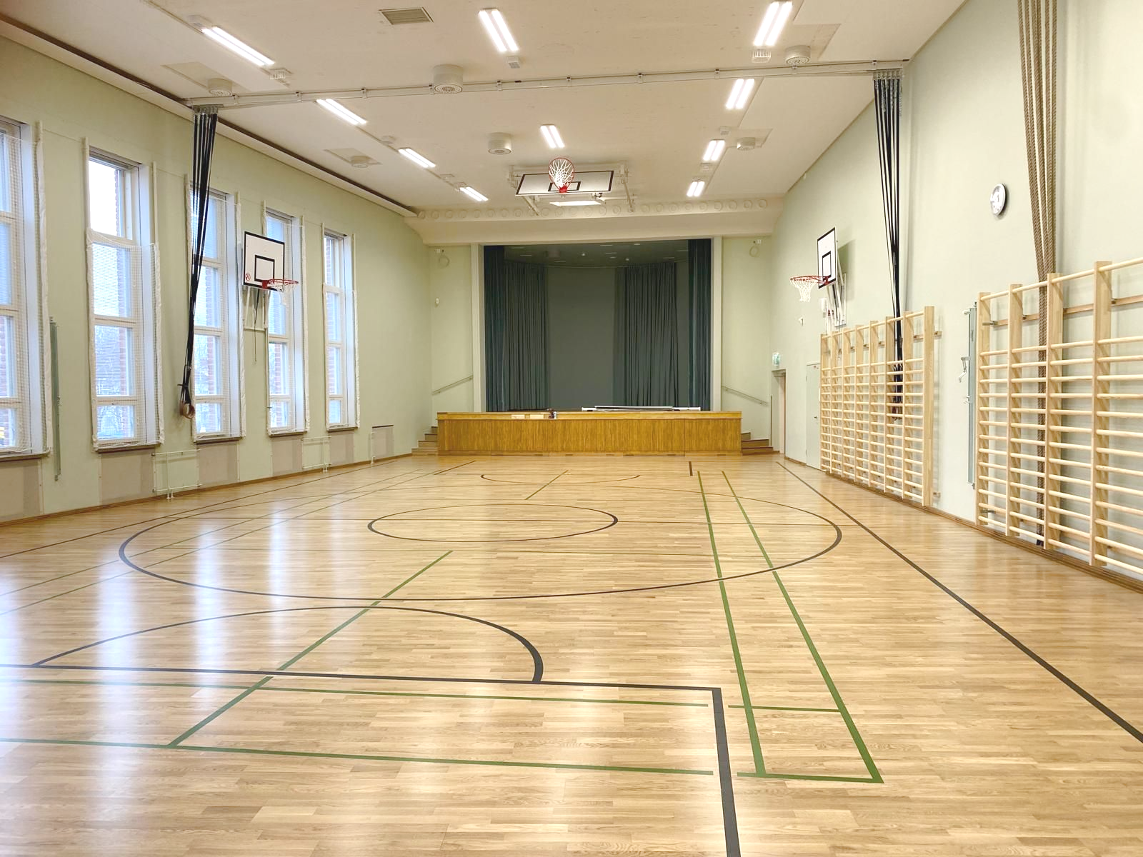 Haro Helsinki 10-10 mallin tammipintainen liikuntasalin lattia Tampereen Härmälän koulun saneerauskohteessa, asennettuna Liikuntalattiat Holstila Oy:n toimesta.