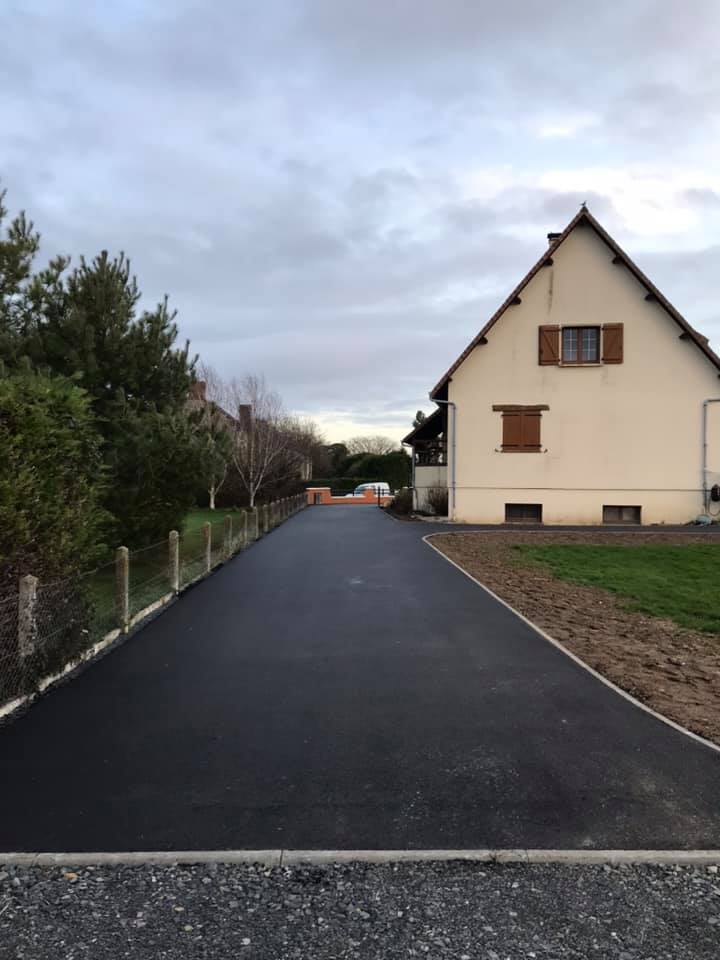 Réalisations d'enrobés, allée de maison