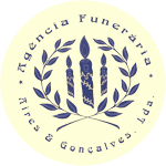 Logotipo de uma agência funerária. Três velas azuis dentro de uma coroa de louros, rodeadas por texto num círculo cor creme.