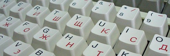 Eine Nahaufnahme einer Tastatur mit Buchstaben und Zahlen darauf