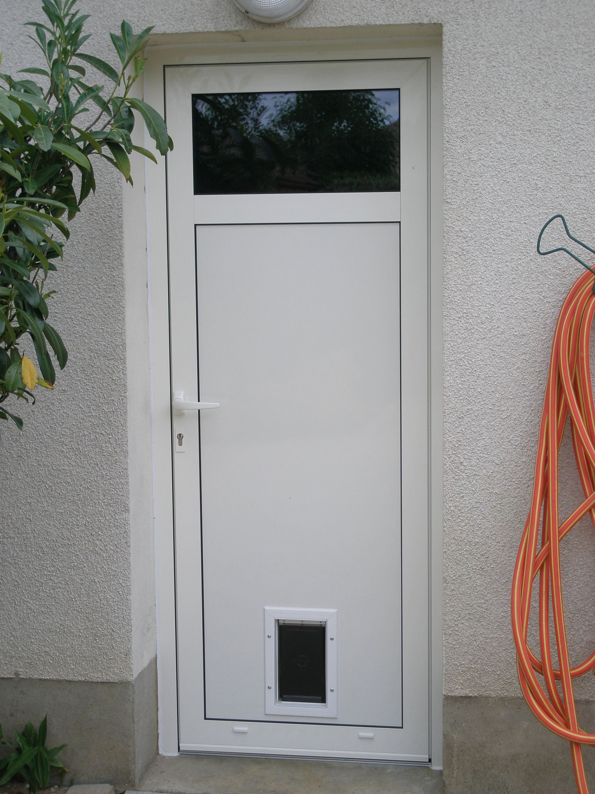 Une porte blanche en PVC.