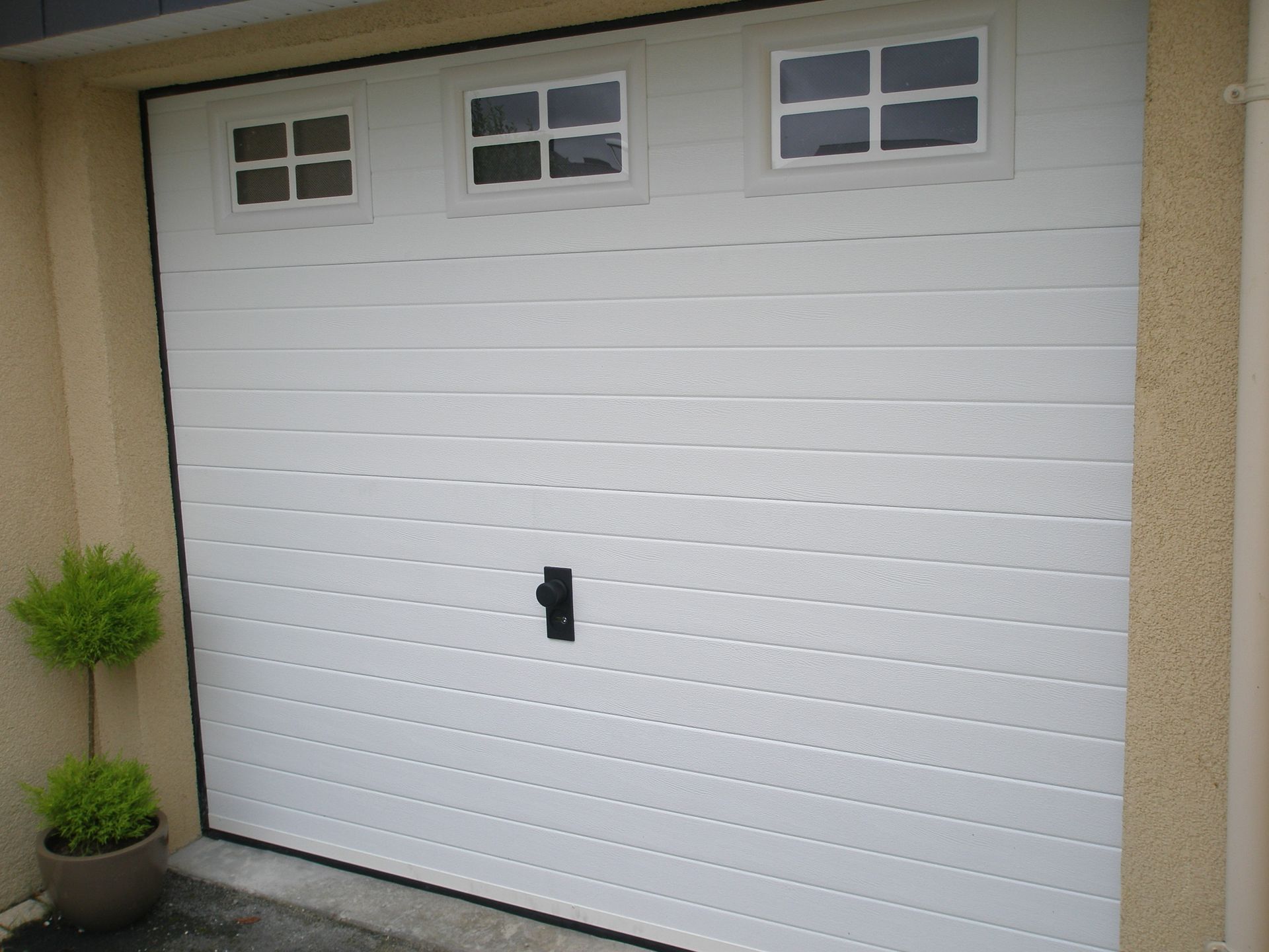 Une porte de garage à ouverture verticale.
