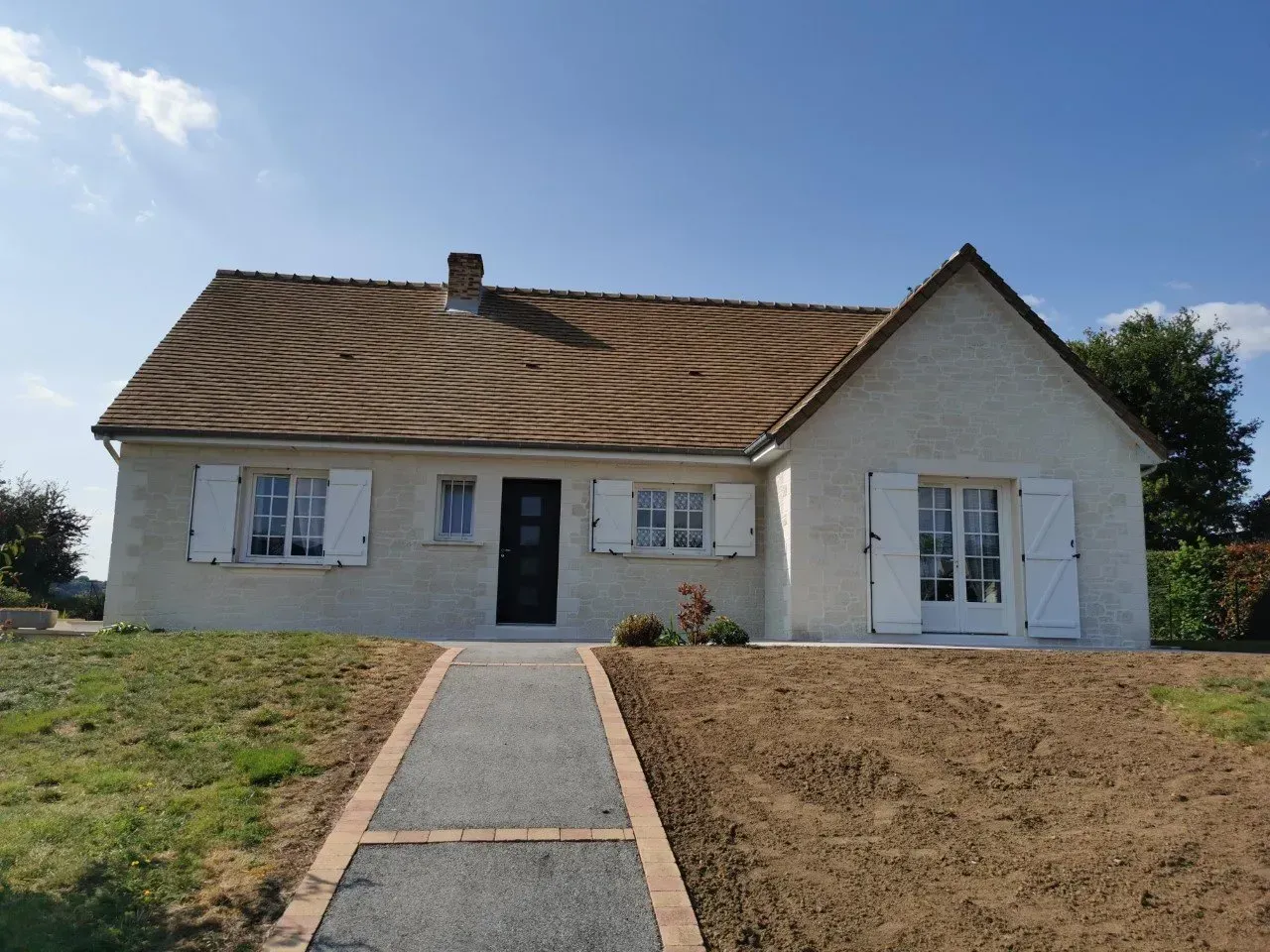 Vieille maison avec des murs en pierres apparentes