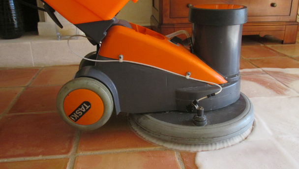 Maschine Bodenreinigung - Verena Giger – Gebäudereinigung