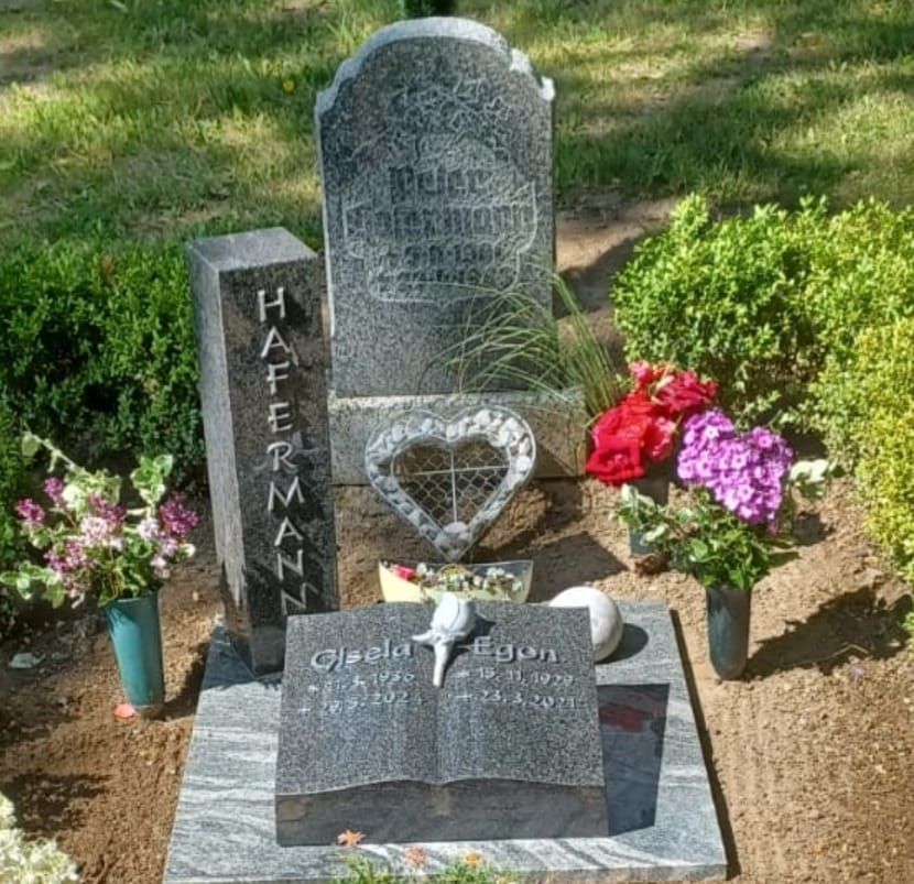 Ein Grab auf einem Friedhof mit dem Namen Peter darauf geschrieben