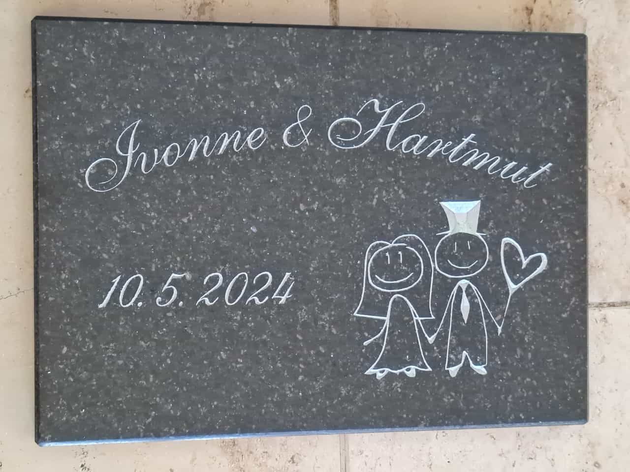 Ein Schild mit der Aufschrift „Jvonne & Hartmut“