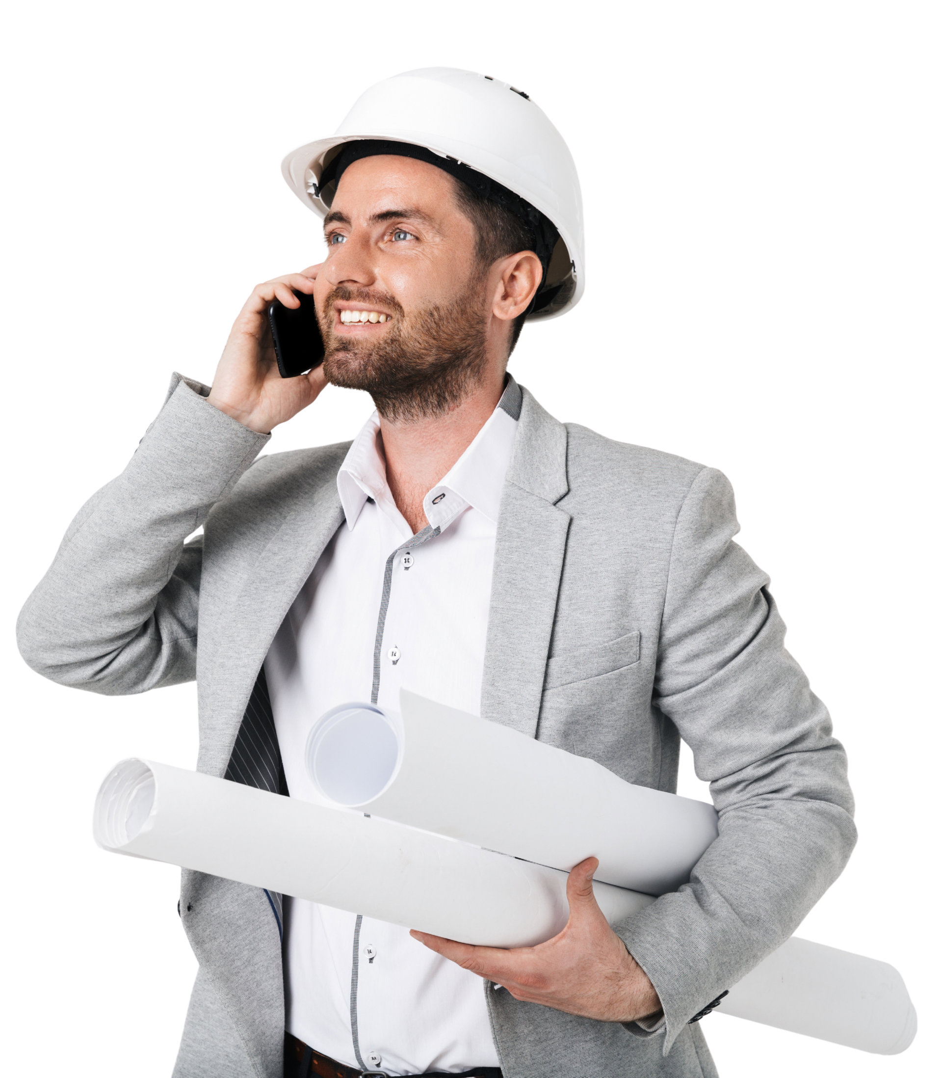 Un architecte portant un casque blanc, parlant au téléphone, tenant des plans roulés, souriant.