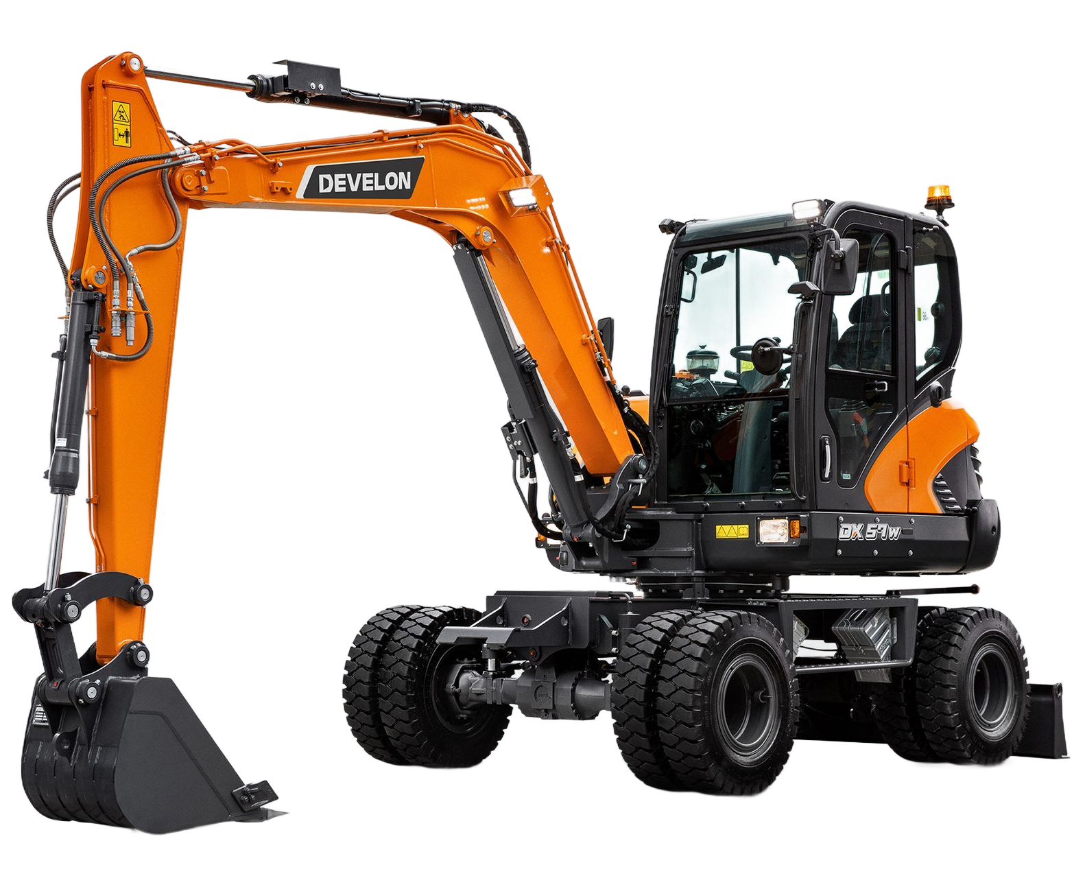 Pelle mécanique sur pneus Doosan orange et noire sur fond blanc.