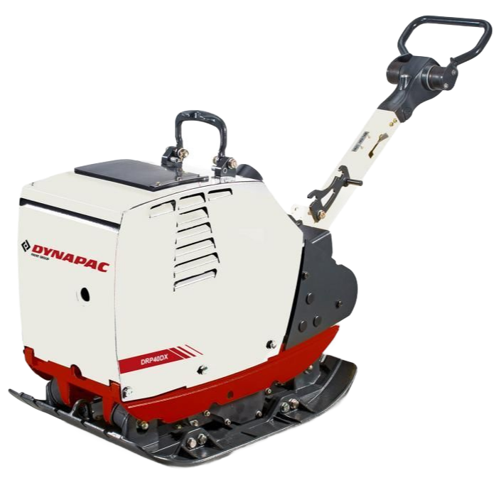 Plaque vibrante Dynapac blanche et rouge, utilisée pour le compactage des sols et autres matériaux.