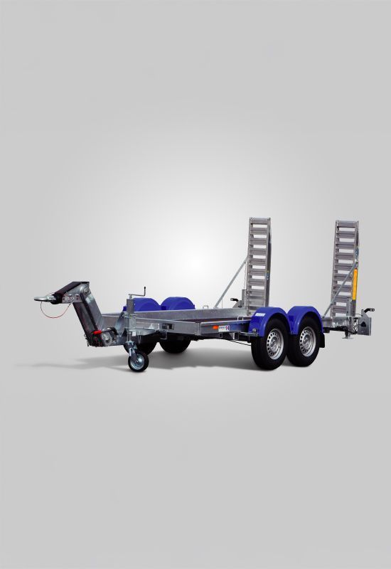 Remorque porte-voitures bleue et argentée avec rampes, sur fond blanc.