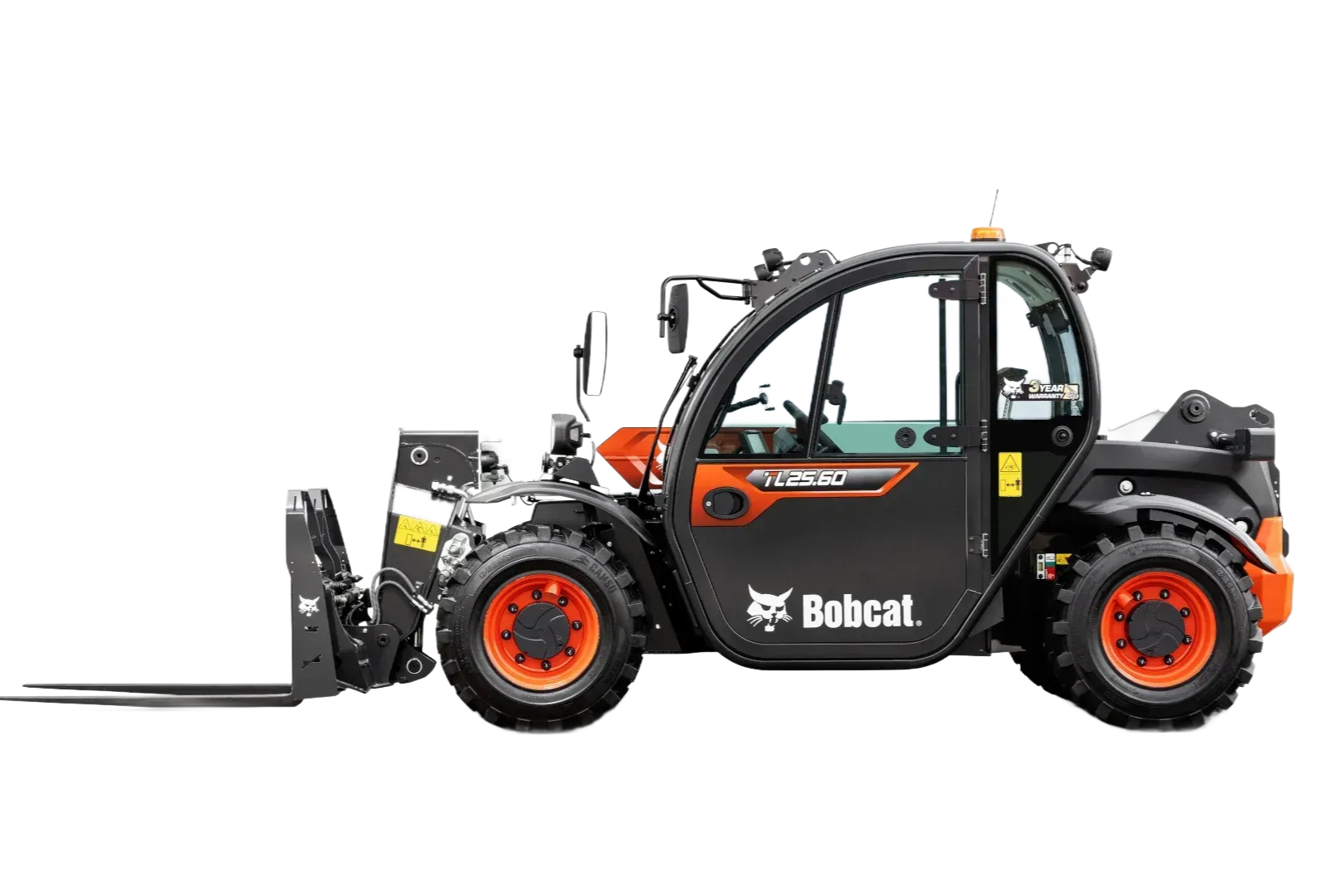 Chariot télescopique Bobcat avec cabine noire et roues orange, fourches déployées, sur fond blanc.