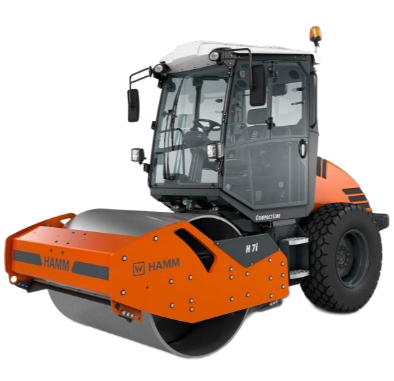 Compacteur Orange Hamm H7i avec cabine et rouleau sur un chantier de construction.