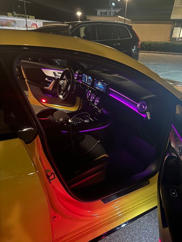 Une icône blanche avec une image d'une montagne sur fond gris.