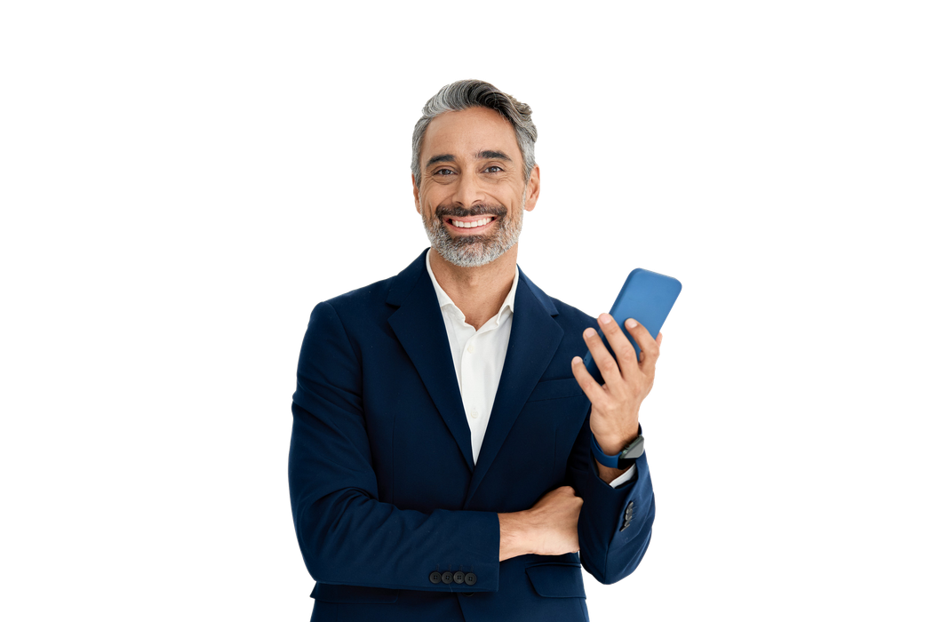 Un hombre con traje sostiene un teléfono celular y sonríe.