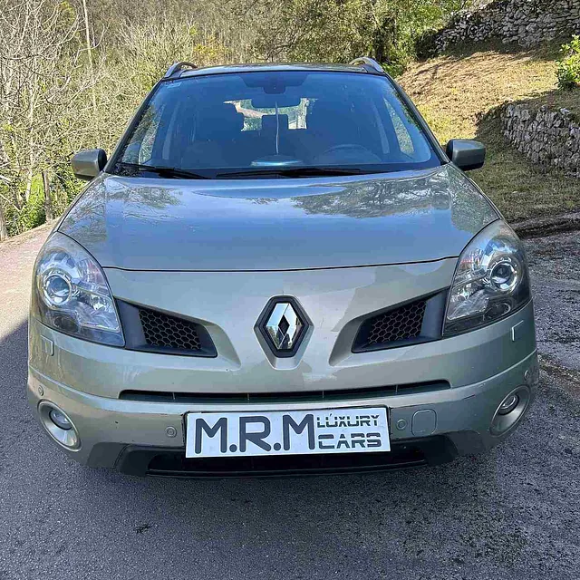 Un coche plateado con una matrícula que dice mrm cars