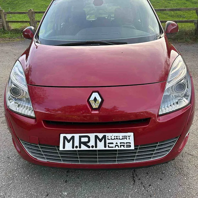 Un coche rojo con una matrícula que dice mrmcars