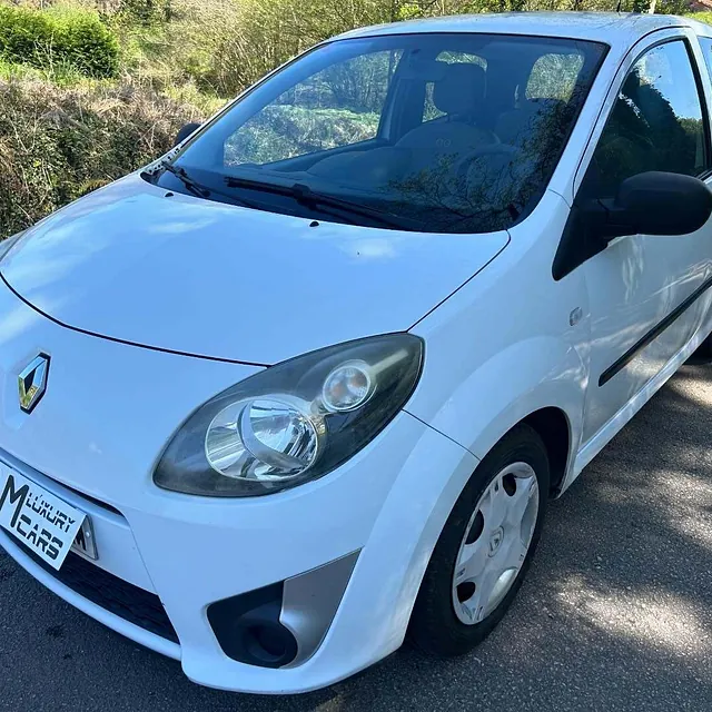 Un coche Renault blanco con matrícula MC13.