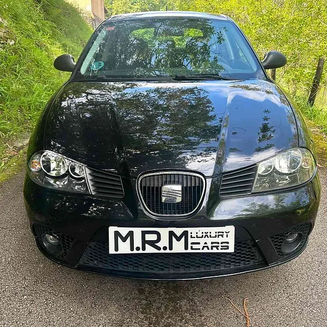 Un coche negro con una matrícula que dice mrm cars