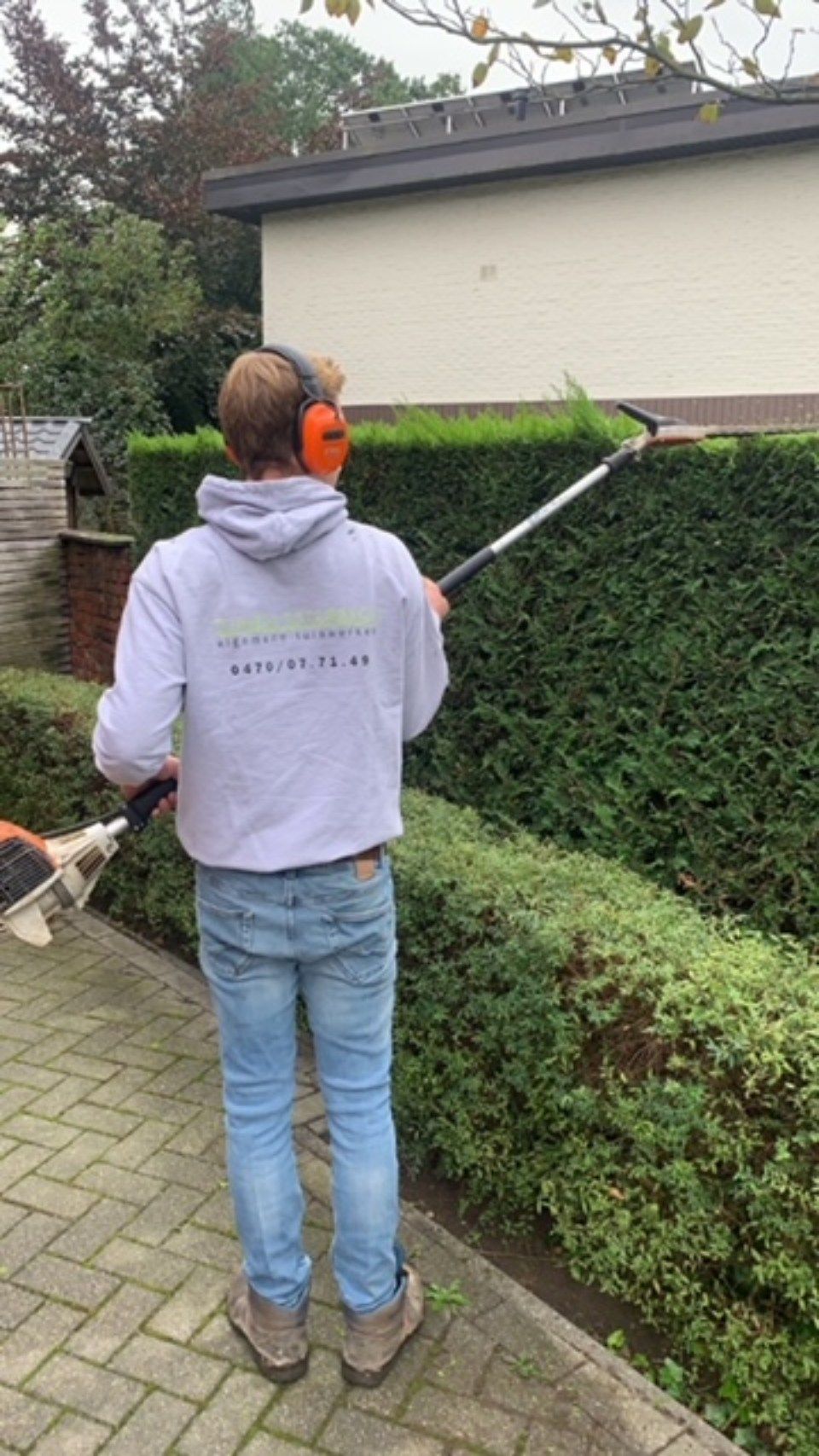 man die een struik knipt