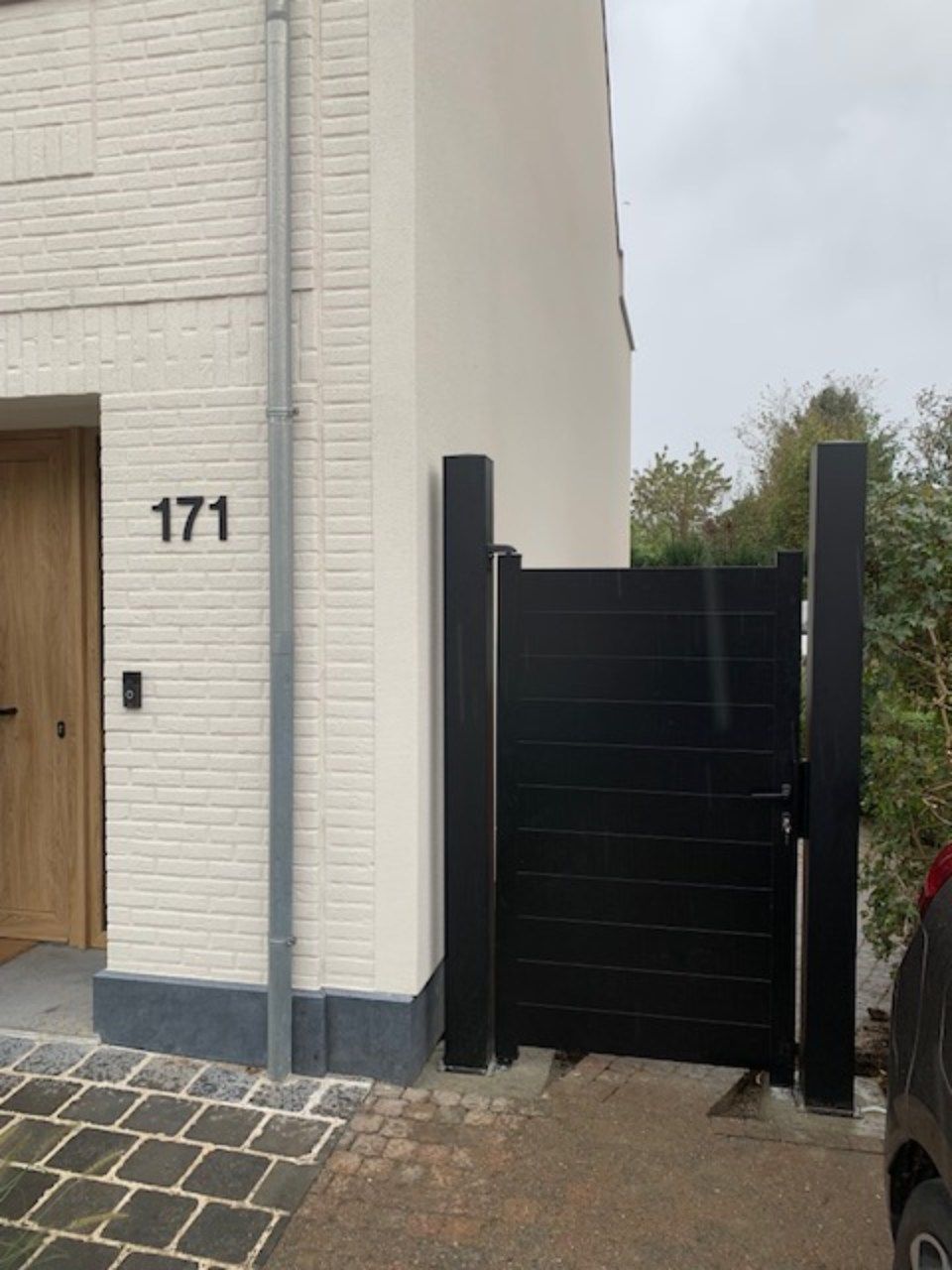 een huis en een poort ernaast