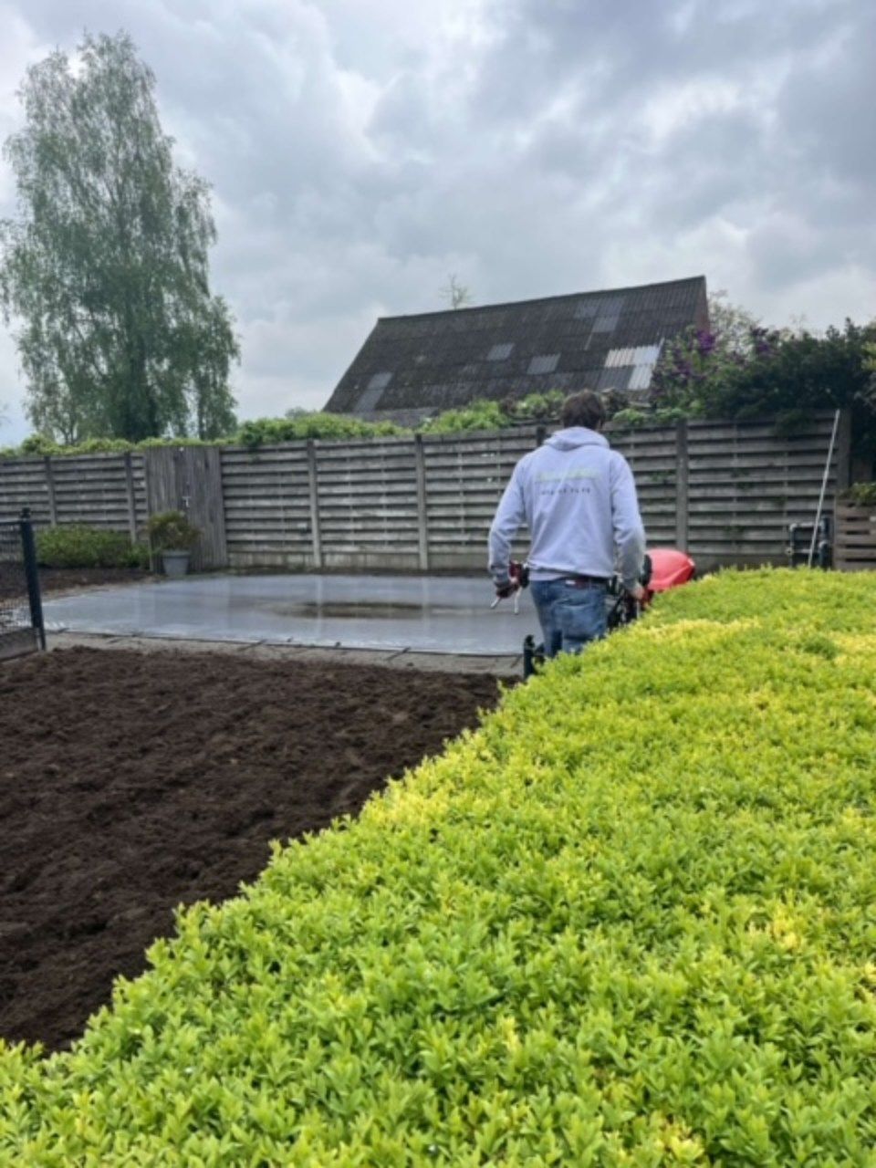 een man die een struik trimt 