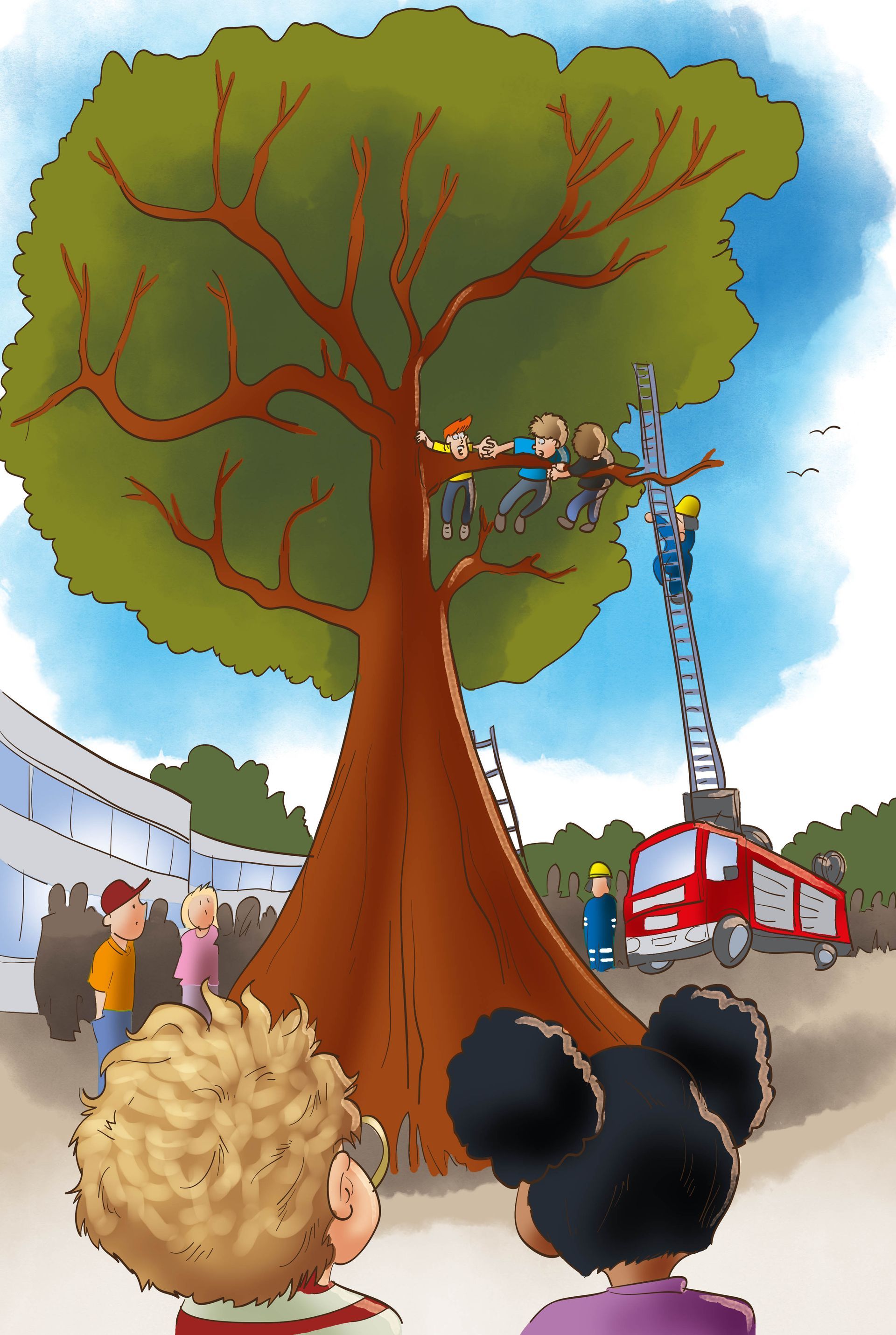 Ein Junge und ein Mädchen schauen auf einen Baum mit einem Feuerwehrauto im Hintergrund