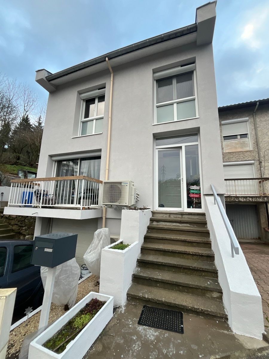 Maison à étage avec escalier extérieur