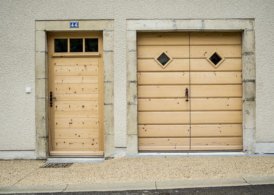 Porte d'entrée et porte de garage en bois