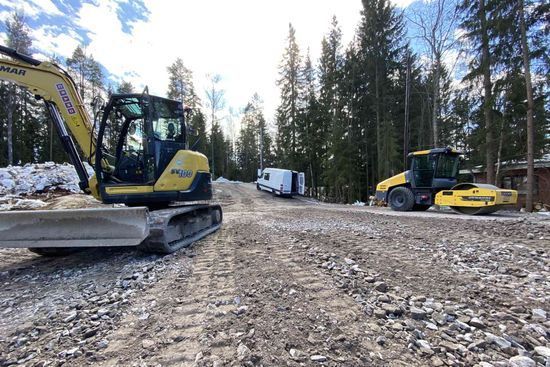 Työkoneita maanrakennustyömaalla