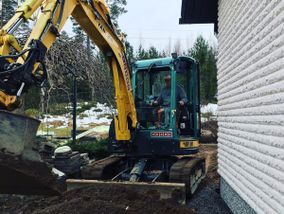 Maanrakennustyöt kaivinkoneella