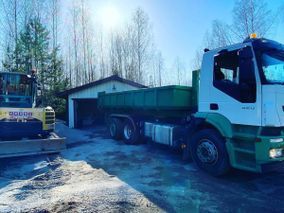 Kaivinkone ja kuorma-auto