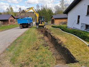 Kaivinkone ja lava-auto