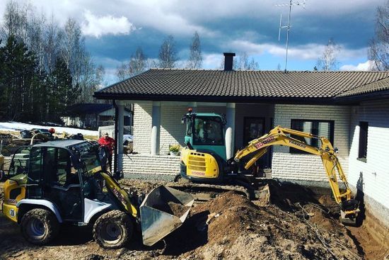 Maanrakennustyöt asuintalon pihalla