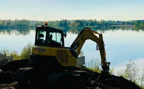 Maanrakennustyöt järven rannalla