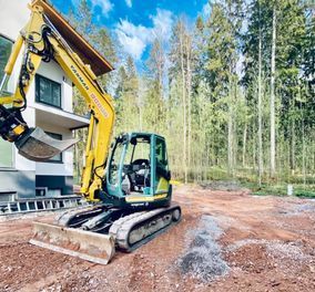 Kaivinkone maanrakennustyömaalla