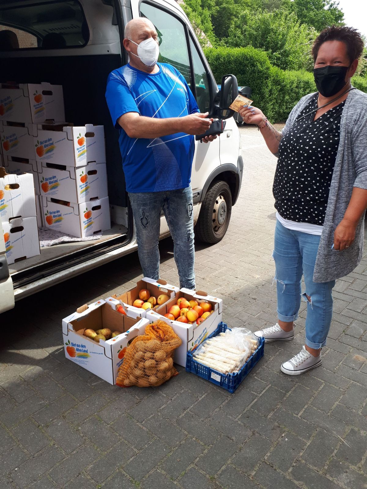 Der Altenländer Obstexpress bei der Obstlieferung