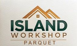 Logotipo de Island Workshop Parquet con l&iacute;nea de techo marr&oacute;n estilizada y texto verde oscuro sobre un fondo claro.