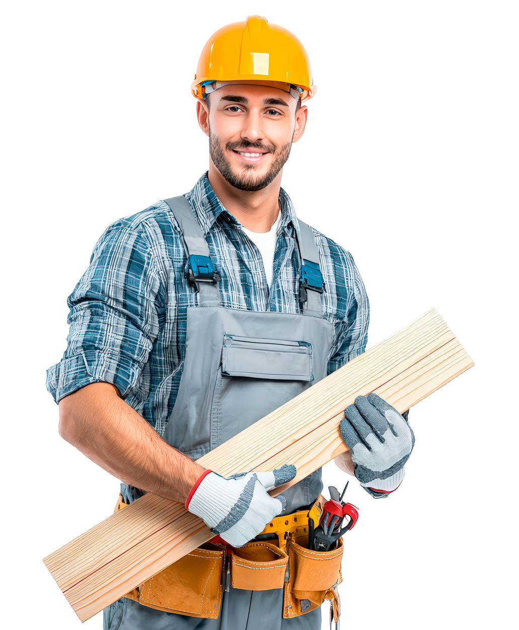 Un charpentier tenant une planche de bois, souriant, portant un casque et des vêtements de travail.