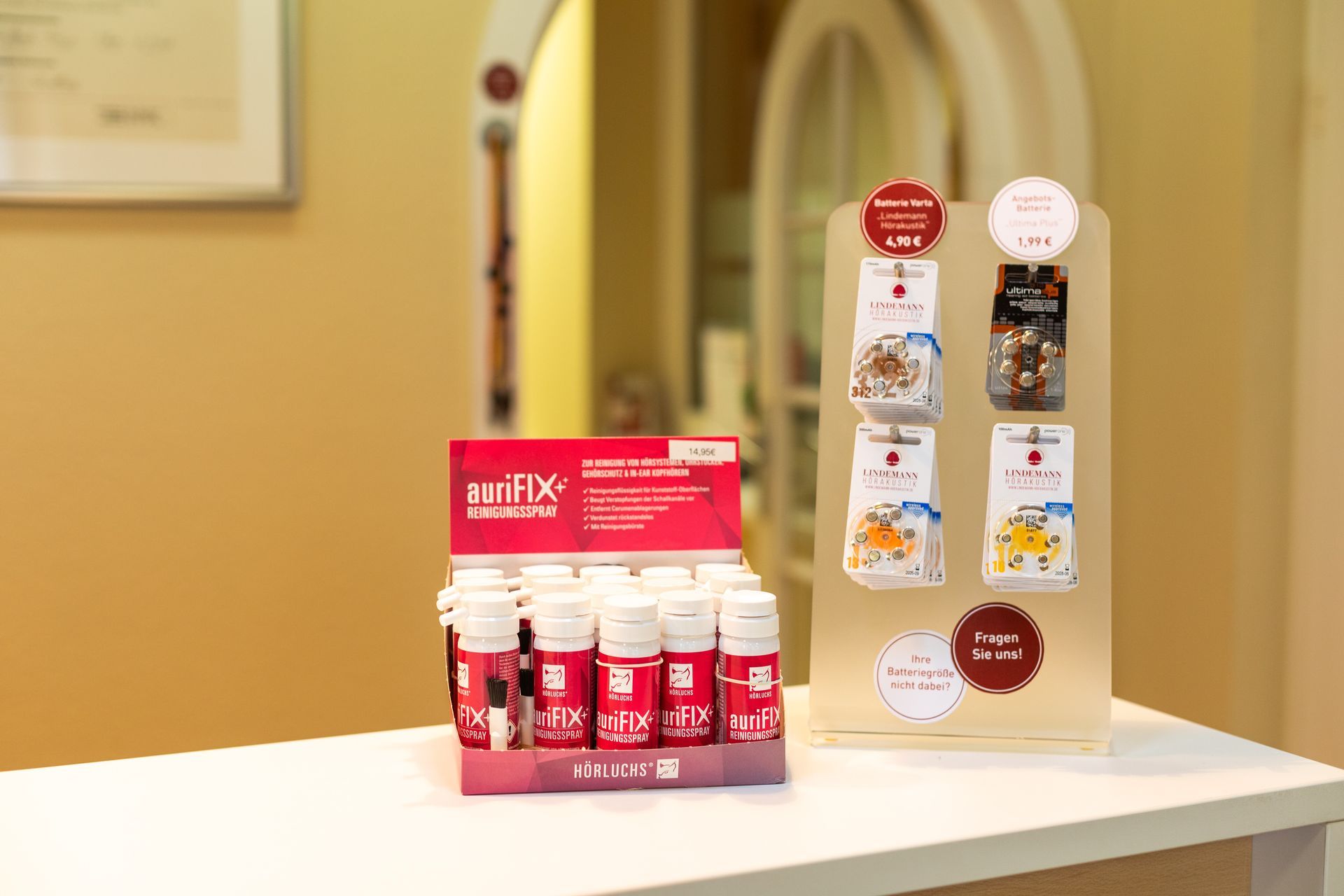 Ein Tisch mit einer Ausstellung von Flaschen und einer Schachtel Pillen darauf.