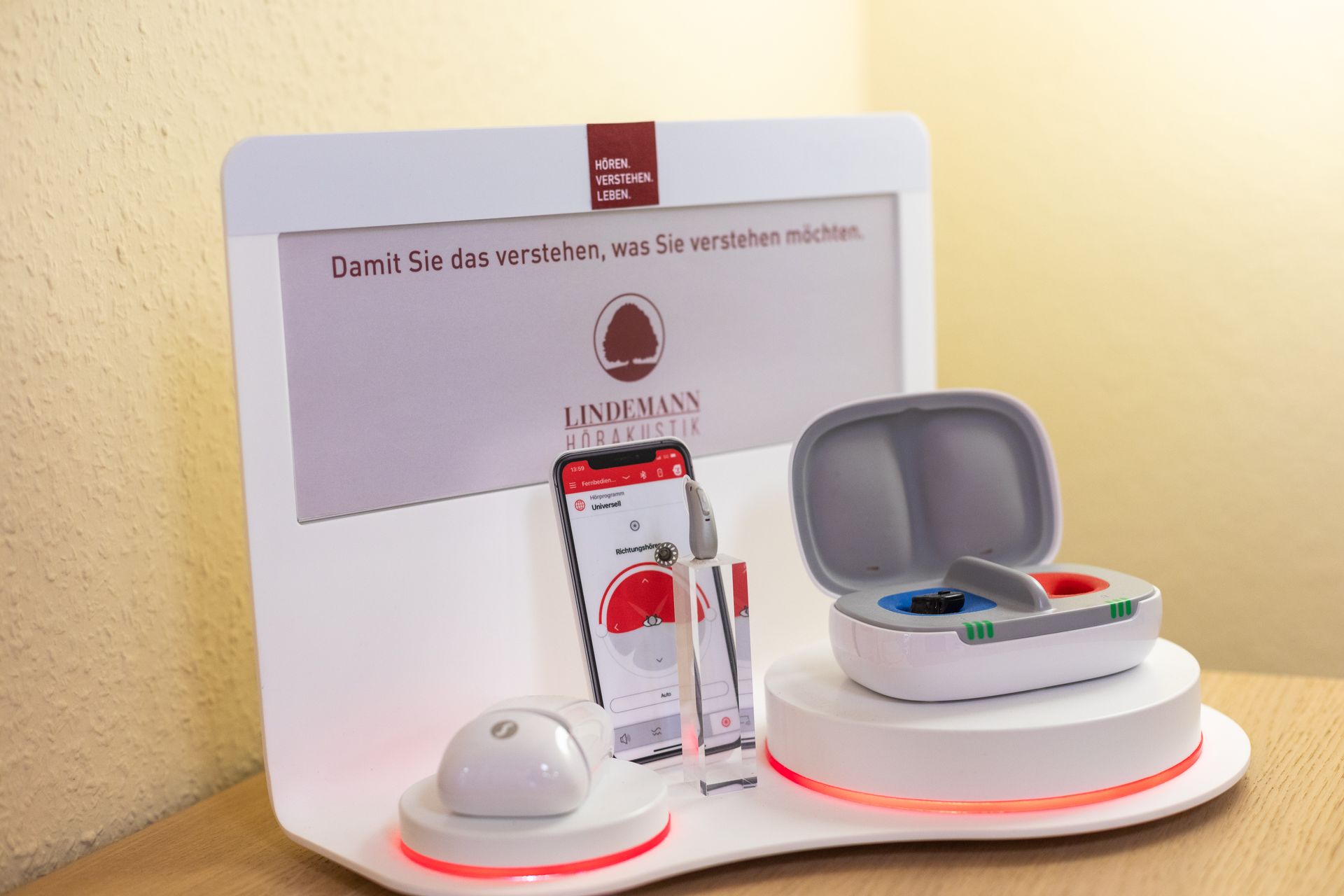 Eine Anzeige mit einem Kopfhörer und einer Maus auf einem Tisch.