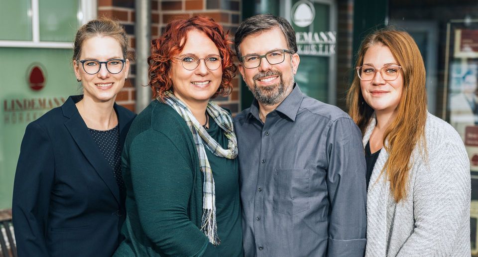 Eine Gruppe von Menschen mit Brillen posiert für ein Foto.