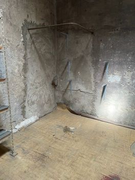 Une cave vide et propre