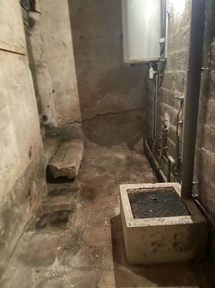 Un lieu devenu propre et vide avec des canalisations