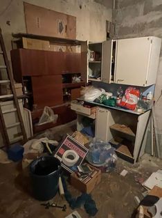 Une cuisine avec de nombreux objets accumulés