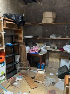 Un endroit avec des étagères et de nombreux meubles